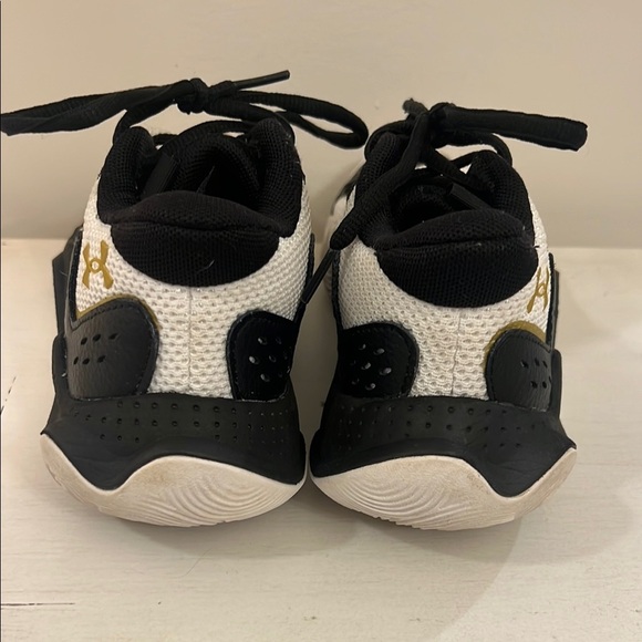 Under Armour Boys Black and Gold Basketball Shoes, 4Y - Picture 3 of 5
